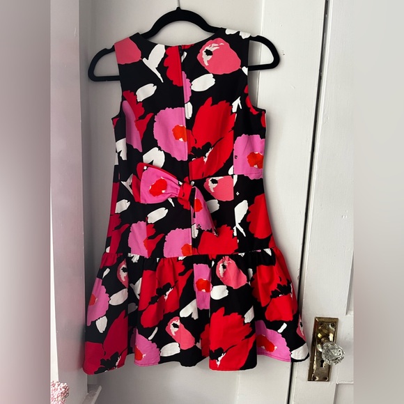 Pictures of front and back Inside out and for the bow theres buttons to clip it - Picture 9 of 9